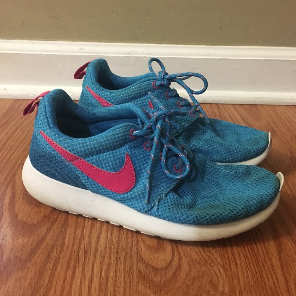 Girl’s Nike Roshe Athletic Shoes Size 3Y